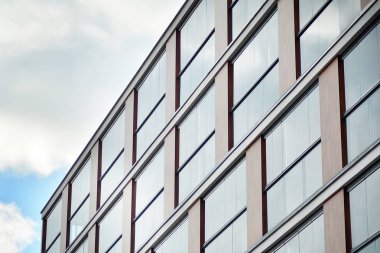 Çağdaş mimarinin soyut parçası, camdan ve betondan yapılmış duvarlar..