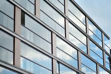 Çağdaş mimarinin soyut parçası, camdan ve betondan yapılmış duvarlar..