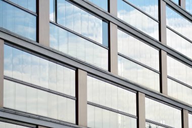 Çağdaş mimarinin soyut parçası, camdan ve betondan yapılmış duvarlar..