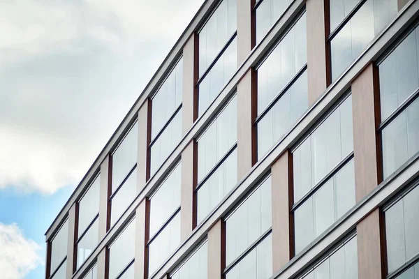 Çağdaş mimarinin soyut parçası, camdan ve betondan yapılmış duvarlar..