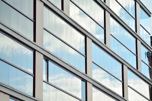 ガラスとコンクリートで作られた現代建築 壁の抽象的な断片 — ストック写真