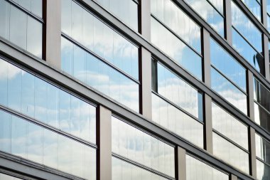 Çağdaş mimarinin soyut parçası, camdan ve betondan yapılmış duvarlar..