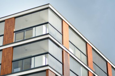 Çağdaş mimarinin soyut parçası, camdan ve betondan yapılmış duvarlar..