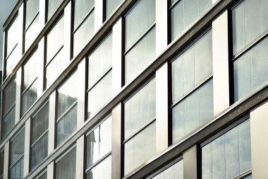 Çağdaş mimarinin soyut parçası, camdan ve betondan yapılmış duvarlar..