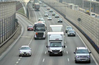 Varşova, Polonya. 6 Şubat 2019. Yukarıda da görüleceği S8 otoyollar üzerindeki gün motor trafik. Bir Polonya bussiest Karayolları.