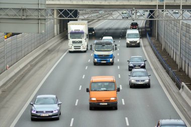 Varşova, Polonya. 6 Şubat 2019. Yukarıda da görüleceği S8 otoyollar üzerindeki gün motor trafik. Bir Polonya bussiest Karayolları.
