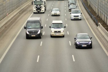 Varşova, Polonya. 6 Şubat 2019. Yukarıda da görüleceği S8 otoyollar üzerindeki gün motor trafik. Bir Polonya bussiest Karayolları.