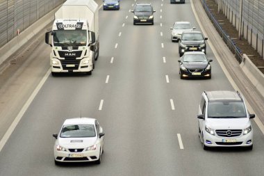 Varşova, Polonya. 6 Şubat 2019. Yukarıda da görüleceği S8 otoyollar üzerindeki gün motor trafik. Bir Polonya bussiest Karayolları.