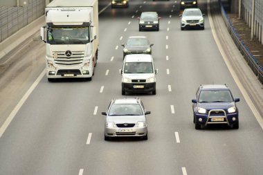 Varşova, Polonya. 6 Şubat 2019. Yukarıda da görüleceği S8 otoyollar üzerindeki gün motor trafik. Bir Polonya bussiest Karayolları.
