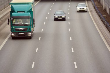 Varşova, Polonya. 6 Şubat 2019. Yukarıda da görüleceği S8 otoyollar üzerindeki gün motor trafik. Bir Polonya bussiest Karayolları.