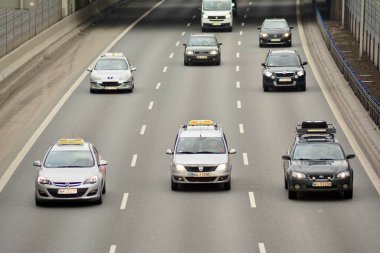 Varşova, Polonya. 6 Şubat 2019. Yukarıda da görüleceği S8 otoyollar üzerindeki gün motor trafik. Bir Polonya bussiest Karayolları.
