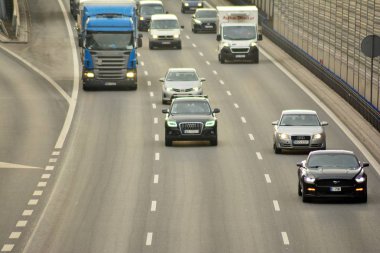 Varşova, Polonya. 6 Şubat 2019. Yukarıda da görüleceği S8 otoyollar üzerindeki gün motor trafik. Bir Polonya bussiest Karayolları.