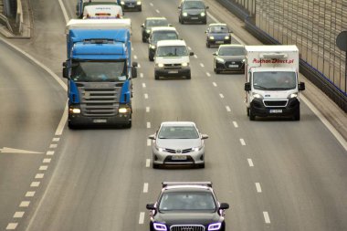 Varşova, Polonya. 6 Şubat 2019. Yukarıda da görüleceği S8 otoyollar üzerindeki gün motor trafik. Bir Polonya bussiest Karayolları.