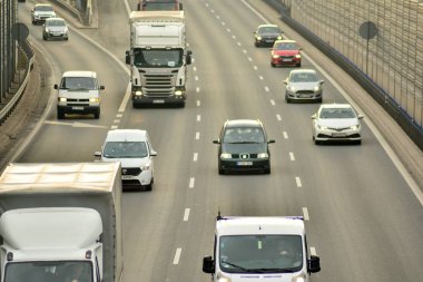 Varşova, Polonya. 6 Şubat 2019. Yukarıda da görüleceği S8 otoyollar üzerindeki gün motor trafik. Bir Polonya bussiest Karayolları.