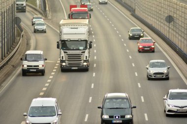 Varşova, Polonya. 6 Şubat 2019. Yukarıda da görüleceği S8 otoyollar üzerindeki gün motor trafik. Bir Polonya bussiest Karayolları.