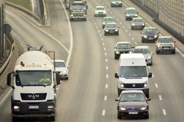 Varşova, Polonya. 6 Şubat 2019. Yukarıda da görüleceği S8 otoyollar üzerindeki gün motor trafik. Bir Polonya bussiest Karayolları.