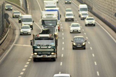 Varşova, Polonya. 6 Şubat 2019. Yukarıda da görüleceği S8 otoyollar üzerindeki gün motor trafik. Bir Polonya bussiest Karayolları.