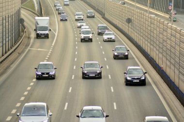 Varşova, Polonya. 6 Şubat 2019. Yukarıda da görüleceği S8 otoyollar üzerindeki gün motor trafik. Bir Polonya bussiest Karayolları.