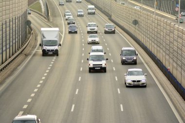 Varşova, Polonya. 6 Şubat 2019. Yukarıda da görüleceği S8 otoyollar üzerindeki gün motor trafik. Bir Polonya bussiest Karayolları.