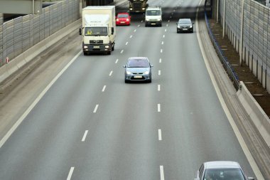 Varşova, Polonya. 6 Şubat 2019. Yukarıda da görüleceği S8 otoyollar üzerindeki gün motor trafik. Bir Polonya bussiest Karayolları.
