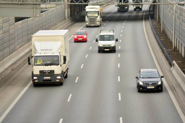 Varşova, Polonya. 6 Şubat 2019. Yukarıda da görüleceği S8 otoyollar üzerindeki gün motor trafik. Bir Polonya bussiest Karayolları.