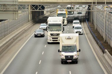 Varşova, Polonya. 6 Şubat 2019. Yukarıda da görüleceği S8 otoyollar üzerindeki gün motor trafik. Bir Polonya bussiest Karayolları.