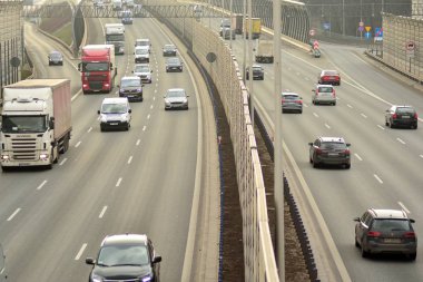 Varşova, Polonya. 6 Şubat 2019. Yukarıda da görüleceği S8 otoyollar üzerindeki gün motor trafik. Bir Polonya bussiest Karayolları.