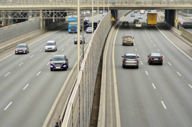 Varşova, Polonya. 6 Şubat 2019. Yukarıda da görüleceği S8 otoyollar üzerindeki gün motor trafik. Bir Polonya bussiest Karayolları.