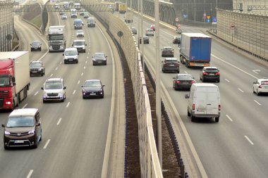 Varşova, Polonya. 6 Şubat 2019. Yukarıda da görüleceği S8 otoyollar üzerindeki gün motor trafik. Bir Polonya bussiest Karayolları.