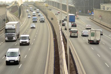 Varşova, Polonya. 6 Şubat 2019. Yukarıda da görüleceği S8 otoyollar üzerindeki gün motor trafik. Bir Polonya bussiest Karayolları.