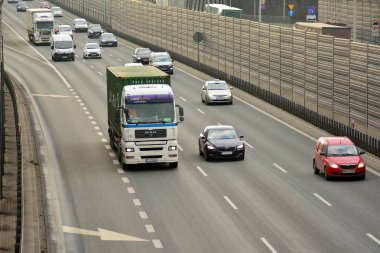 Varşova, Polonya. 6 Şubat 2019. Yukarıda da görüleceği S8 otoyollar üzerindeki gün motor trafik. Bir Polonya bussiest Karayolları.