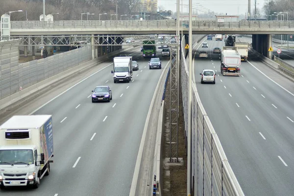 Varşova, Polonya. 6 Şubat 2019. Yukarıda da görüleceği S8 otoyollar üzerindeki gün motor trafik. Bir Polonya bussiest Karayolları.