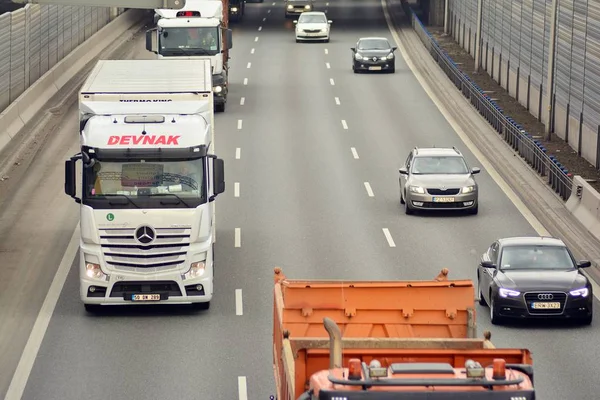 Varşova, Polonya. 6 Şubat 2019. Yukarıda da görüleceği S8 otoyollar üzerindeki gün motor trafik. Bir Polonya bussiest Karayolları.