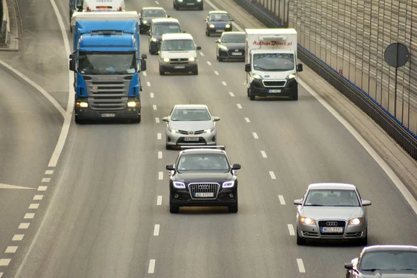 Varşova, Polonya. 6 Şubat 2019. Yukarıda da görüleceği S8 otoyollar üzerindeki gün motor trafik. Bir Polonya bussiest Karayolları.