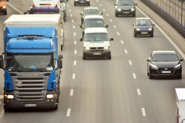 Varşova, Polonya. 6 Şubat 2019. Yukarıda da görüleceği S8 otoyollar üzerindeki gün motor trafik. Bir Polonya bussiest Karayolları.