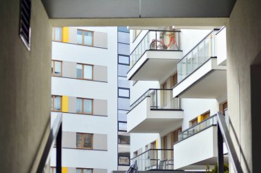 Mavi gökyüzü olan güneşli bir günde modern apartman binaları. Modern bir apartmanın cephesi