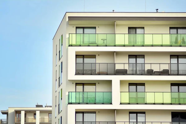 青い空の晴れた日に現代的なアパートの建物 近代的なアパートのファサード — ストック写真