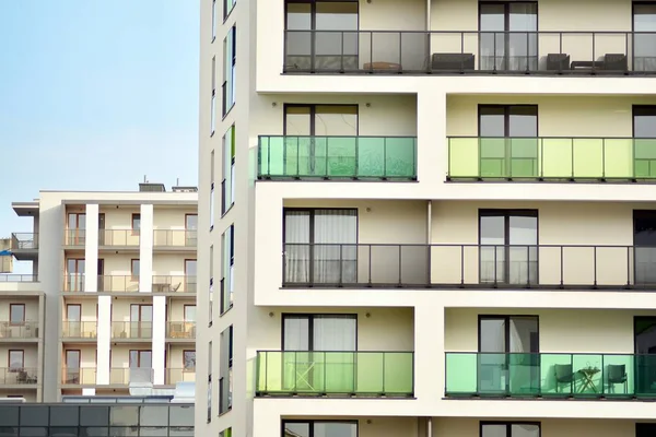 Edifícios Apartamentos Modernos Dia Ensolarado Com Céu Azul Fachada Moderno — Fotografia de Stock