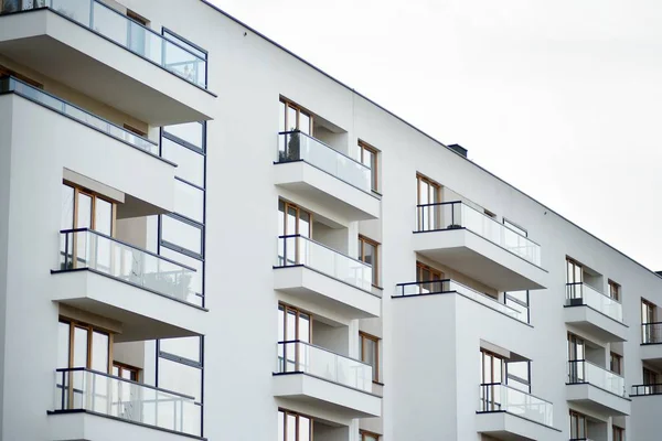 Moderne Appartementengebouwen Een Zonnige Dag Met Een Blauwe Lucht Voorzijde — Stockfoto