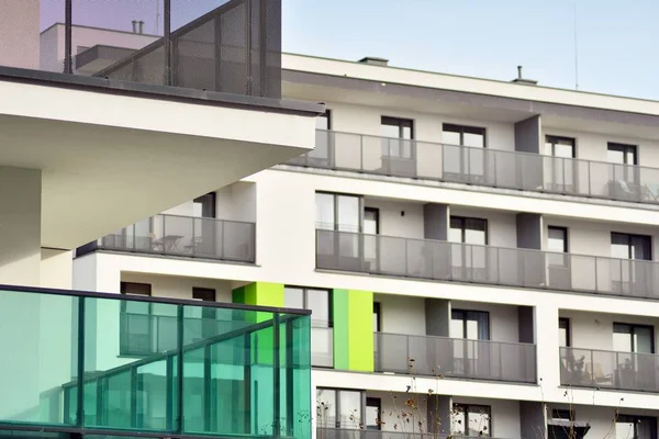 在阳光灿烂的日子里 现代化的公寓楼 蓝蓝的天空 现代化公寓楼的立面 — 图库照片