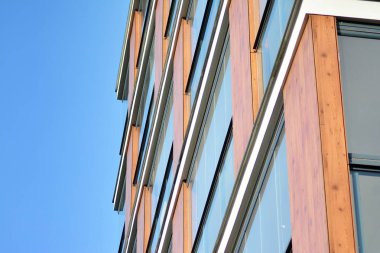 Mavi gökyüzü olan güneşli bir günde modern apartman binaları. Modern bir apartmanın cephesi