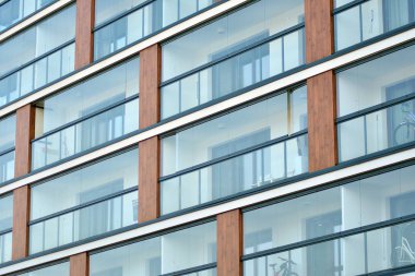 Mavi gökyüzü olan güneşli bir günde modern apartman binaları. Modern bir apartmanın cephesi