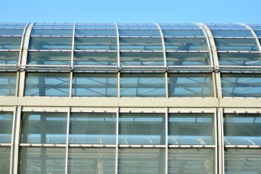 Modern mimarisi ile cam pencere ve çatı 