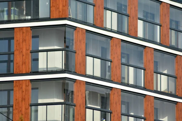Moderne Mehrfamilienhäuser Einem Sonnigen Tag Mit Blauem Himmel Fassade Eines — Stockfoto