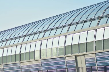 Modern mimarisi ile cam pencere ve çatı 