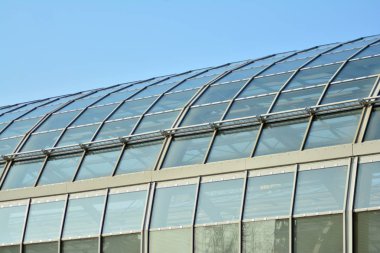 Modern mimarisi ile cam pencere ve çatı 