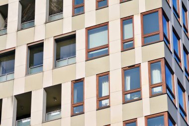 Mavi gökyüzü olan güneşli bir günde modern apartman binaları. Modern bir apartmanın cephesi