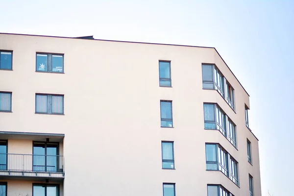 Modernos Edificios Apartamentos Día Soleado Con Cielo Azul Fachada Moderno — Foto de Stock