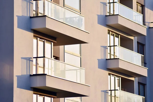 날푸른 하늘에 현대적 아파트 현대식 아파트 건물의 — 스톡 사진