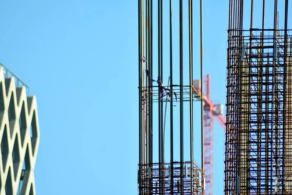 Beton Oszlopok Építkezésen Daru Eszközök Megerősített Acél Rúd Felhőkarcoló Építése — Stock Fotó